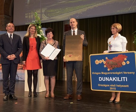 Dunakiliti csapata átveszi a Virágos Magyarországért verseny fődíját, Kép: sajtóanyag