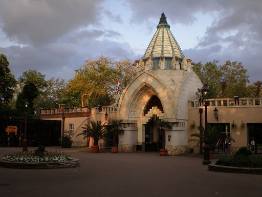 A képen a Fővárosi Állat- és növénykert klasszikus főbejárata látható