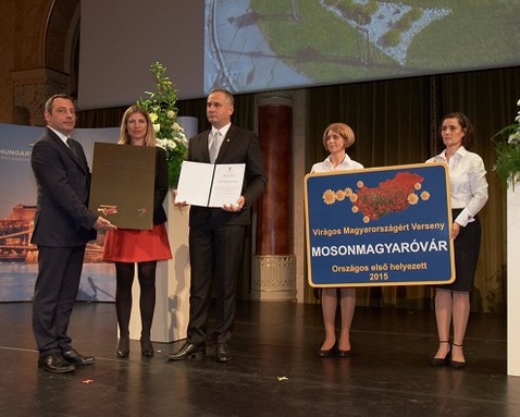 Mosonmagyaróvár csapata átveszi a Virágos Magyarországért verseny fődíját, Kép: sajtóanyag