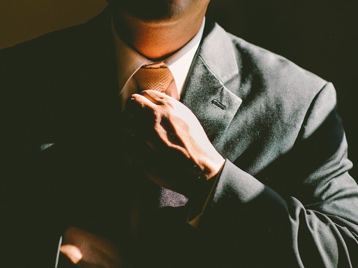 Nyakkendőjét igazító férfi, Kép: Stock fotó