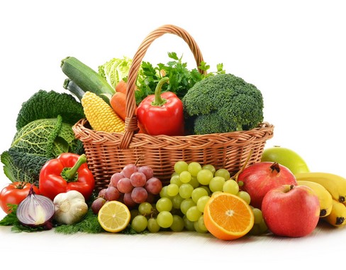 Gusztusos zöldségek, gyümölcsök egy kosárban, és körülötte,  Kép: Vegetariánus Fesztivál