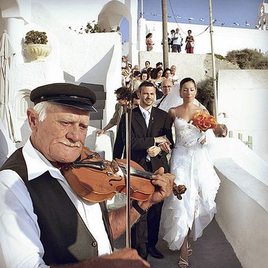 Görög esküvő, előtérben egy görög hegedűs játszik, Kép: Őszi Esküvő Kiállítás 