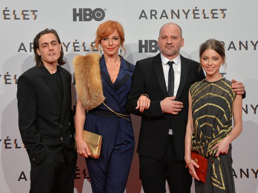 Ónodi Eszter, Thuróczy Szabolcs, Döbrösi Laura és Olasz Renátó estélyi öltözetben az Aranyélet HBO-sorozat díszbemutatóján, Kép: HBO