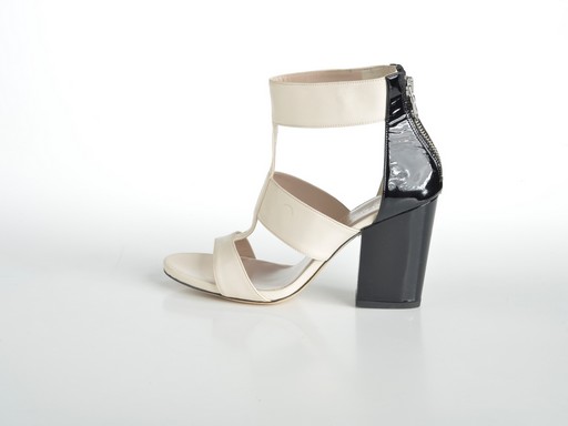 Merész, fekete-fehér-átlátszó cipőmodell Vágó Réka tervei alapján, Kép: rekavago  