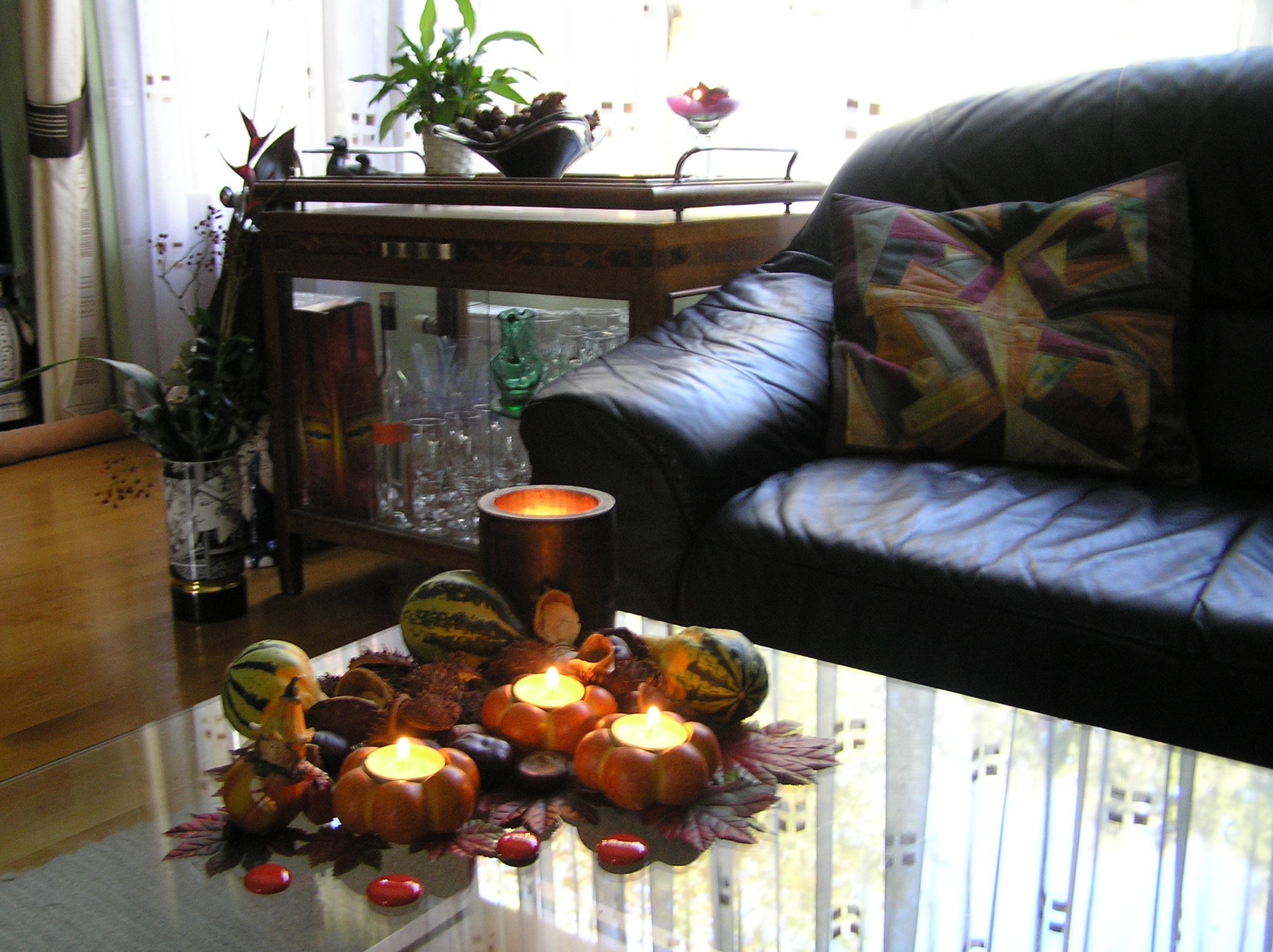 Gesztenyékből, mécsesekből, dísztökökből készült őszi asztaldíszítés, Kép: László Márta 