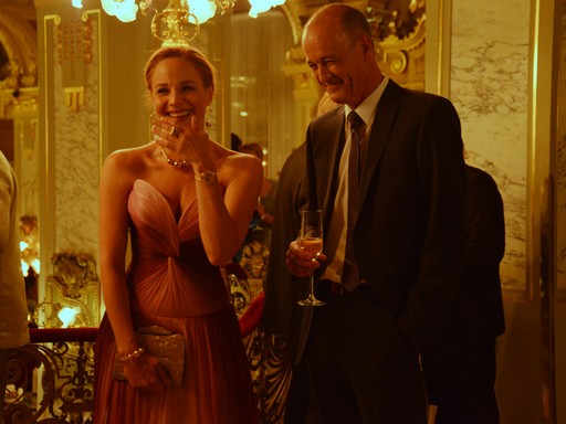 Aranyelet jelenetfoto, vidám estélyiruhás pár áll, Kép: HBO
