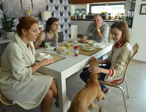 Aranyelet jelenetfoto, egy család reggelizik a konyhában, középen egy kutya csahol, Kép:  HBO