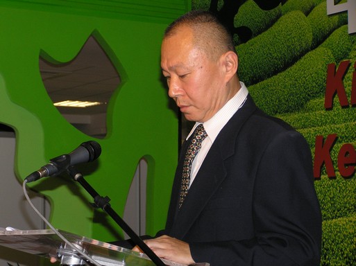 Dr. Yu Funain kínai orvos a pulpituson tart előadást a teaszertartásról, Kép: László Márta