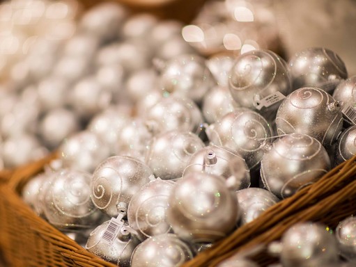 Ezüst gömbök, karácsonyfadíszek, Kép: KIKA