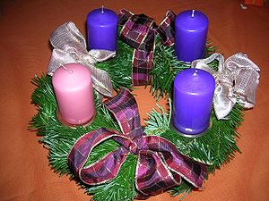 Katolikus liturgiának megfelelő adventi koszorú, három lila és egy rózsaszín gertyával, Kép: wikpedia