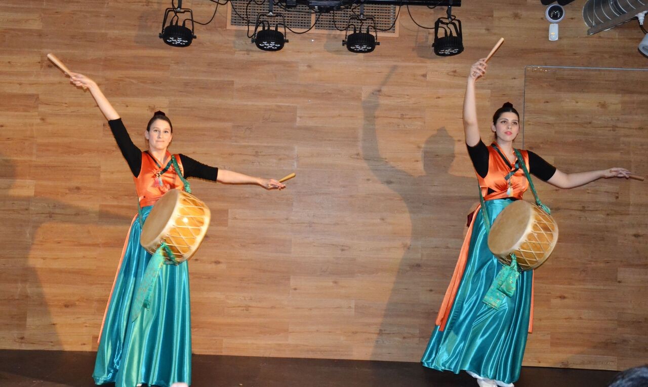 Két koreai dobos hölgy táncol népviseletben, Kép: sajtóanyag