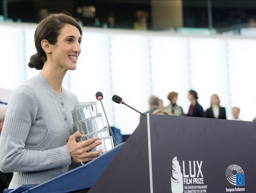 Deniz Gamze Ergüven török rendezőnő átveszi az idei LUX-díjat az Európai Parlamentben, Kép: Európai Parlament 