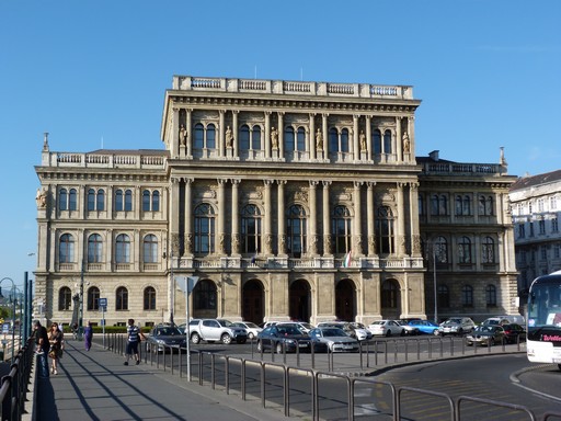 Magyar Tudományos Akadémia főbejárata, Kép: wikimedia