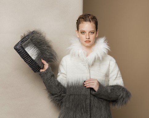 Csinos modellen fehér-szürkés elegáns táska és kabát, Kép: sajtóanyag