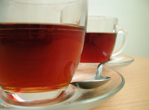 Tea csipkebogyóból, üvegcsészében, Kép: wikimedia