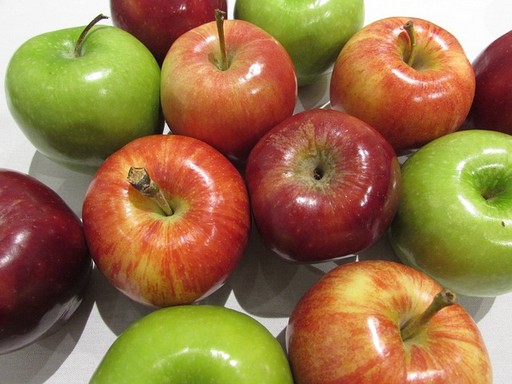 Piros, zöld és sárgás almák felülről fényképezve, Kép: pixabay