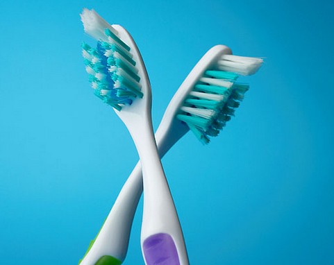 Két színes fogkefe keresztben, Kép: femina.hu