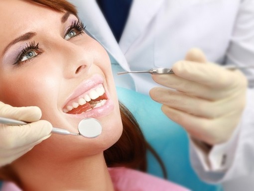 Szép, fiatal nő mosolyog a fogorvosi székben, Kép: ittlakunk.hu 