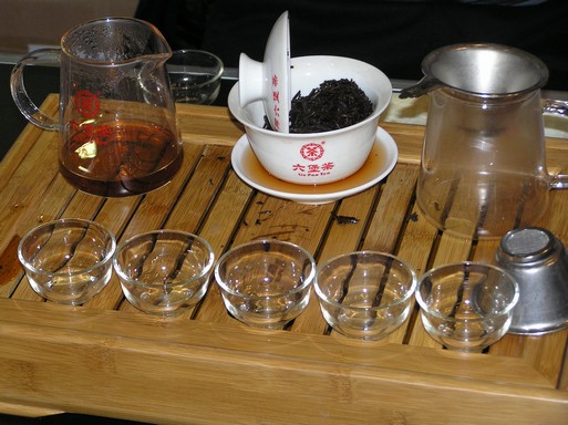 Hagyományos kínai teáskészlet: alátéttel, csészékkel, teafűvel, szűrővel, Kép: László Márta 