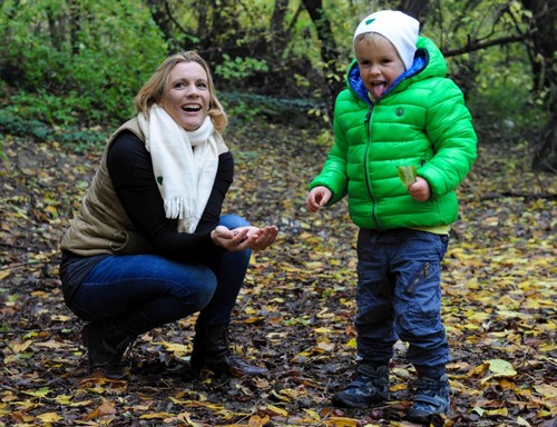 Kovacs Ági kisfiával, Domival gesztenyét gyűjt az erdőben Kép: sajtóanyag