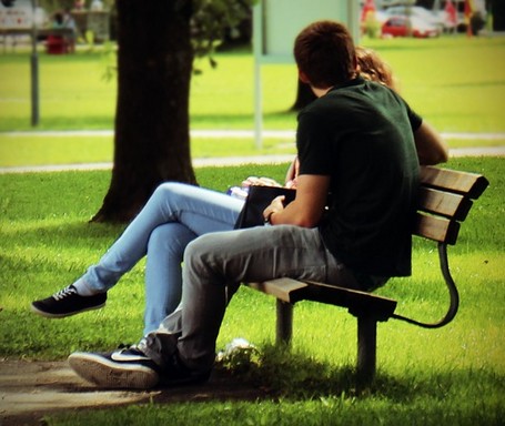 Fiatal pár csókolózik egy parkban, egy padon, arcuk nem látszik, Kép: pixabay