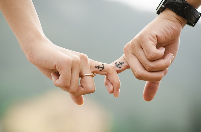 Horgonnyal tetovált női és férfi ujj összekapcsolódva, Kép: pixabay