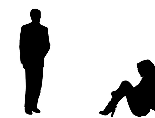 Balról álló férfi, jobbról ülő nő sziluettje, Kép: pixabay