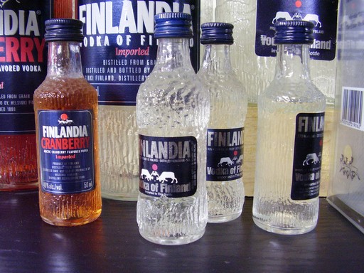 Különböző ízesítésű Finlandia vodkás üvegek, Kép: staticflickr