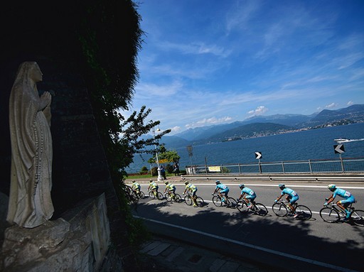 Tengerparton kerékpározók, baloldalt fölöttük egy szent, mintha értük imádkozna, Kép: Bálint Richárd