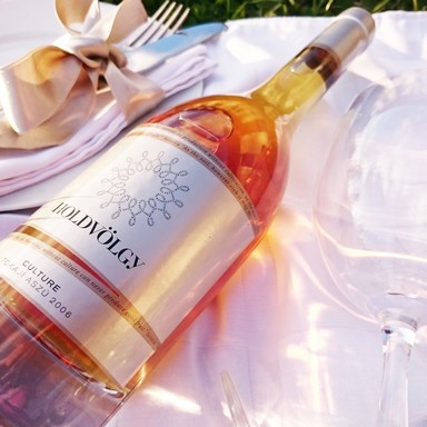Díszes asztalra fektetett holdvölgyi bor, Kép: sajtóanyag