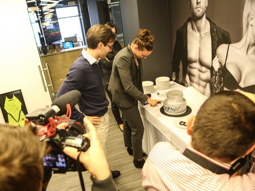 Hosszú Katinka felvágja a nevéhez fűződő tortát könyvbemutatójának sajtótájékoztatóján, Kép: BioTechUSA