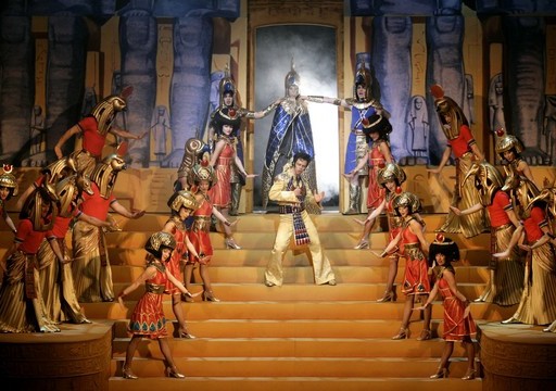 Egyiptomi jelenet, középen a Fáraó a József és a színes, szélesvásznú álomkabát című Webber-musicalből, Kép: Madách Színház