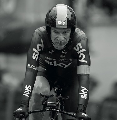 Küzdő kerékpáros fekete-fehér képen, Fotó: Bálint Richárd
