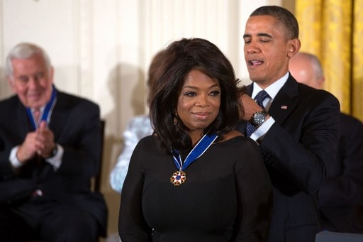 Barack Obama Oprah Winfrey nyakába helyezi az Elnöki Szabadságérem, Kép:TLC