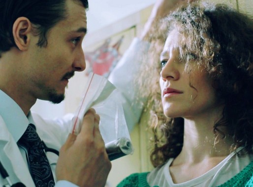 Filmkocka egy férfivel és egy nővel a Szérum című sorozatból, Kép: RTLII