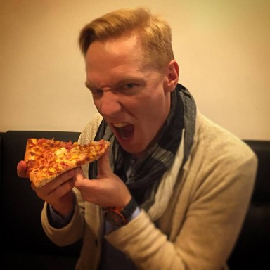 Bereczki Zoltán harapósan egy nagy pizzaszeletet eszik, Kép: sajtóanyag
