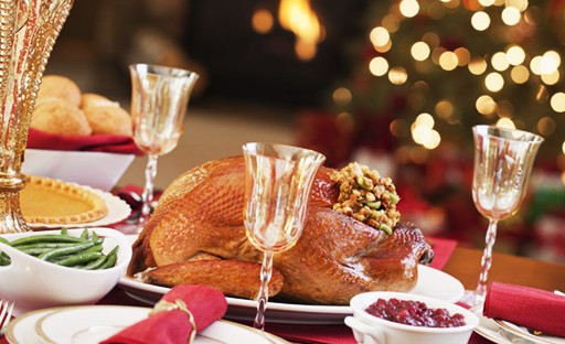 Karácsonyi ünnepi asztal pezsgős poharakkal, grillcsirkével, Kép: sajtóanyag