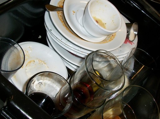 Mosatlan edények, poharak a mosgatóban, Kép: pixabay