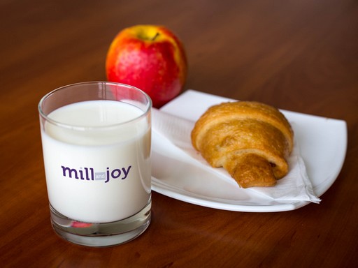 Egy briós, egy alma, egy pohár tej feliratos pohárban, Kép: TEVA