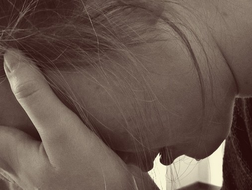 Arcát tenyerébe hajtó, síró nő, Kép: pixabay