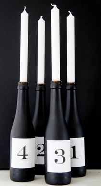 Négy borosüveg-en egy-egy fehér gyerta, az üvegek 1-től 4-ig sorszámozva
