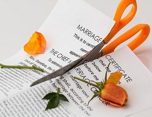Sárga nyelű olló kettévág házasságlevelet és egy sárga rózsát, Kép: pixabay