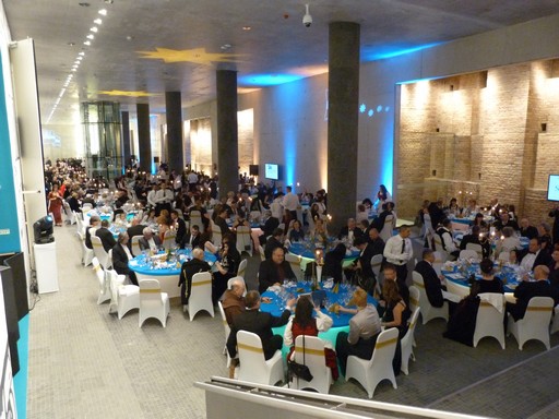 Budapesti Székely Bál, kék-fehér körasztaloknál vacsorázók, Kép: wikipedia