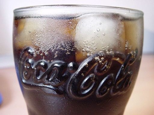 Coca Colás pohár felső része, benne kóla és jégkocka, Kép: wikimedia