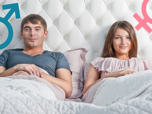 Fiatal pár az ágyban, fejük mellett nemiségüket mutató jel, Kép: tiedakontroll.hu
