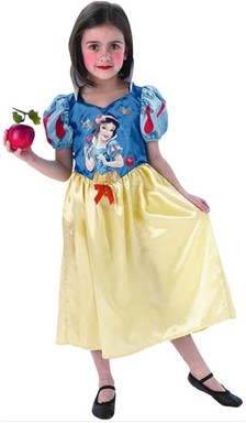 Hófehérke jelmezbe öltöztetett kislány, kezében piros almával, Kép: sajtóanyag