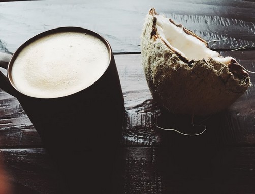 Egy fél kókuszdió és egy csésze kávé, Kép: Starbucks