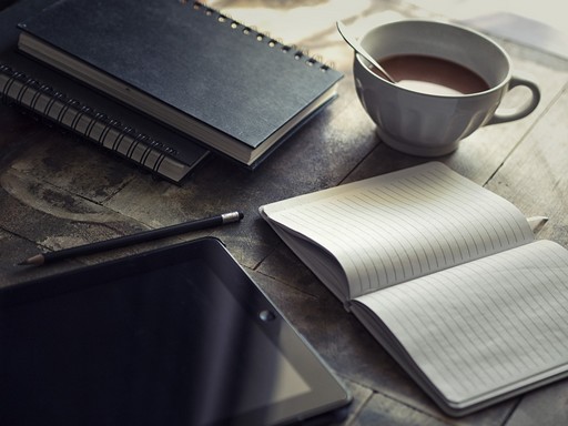 Asztalon üres napló, mellette egy csésze kávé, Kép: pixabay