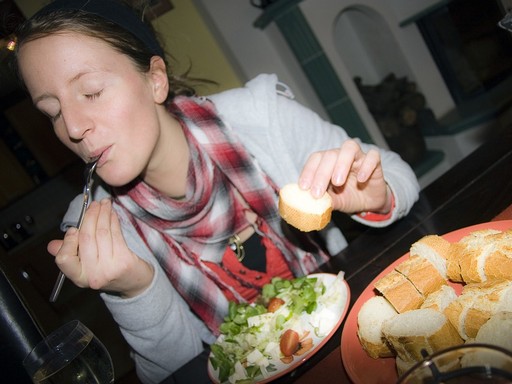 Salátákat, kenyeret evő nő, Kép: pixabay  