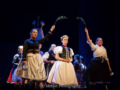 Palóc Madonnák - részlet az előadásból, népviseletbe öltözött női táncosok, Kép: Motion Photography